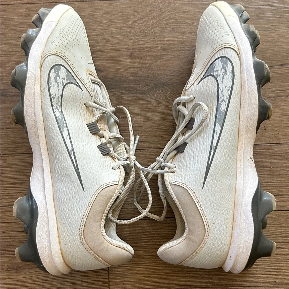 Nike Soft Ball Light Beige Baseball Cleats with Silver Swoosh !! Size 12